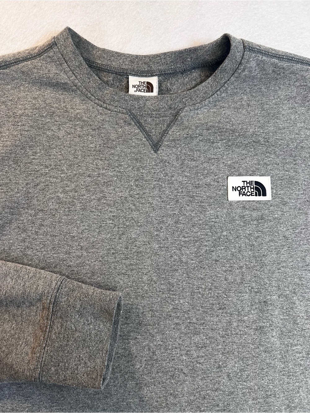 The North Face Men’s Large Gray Crewneck Sweatshirt Logo Patch Fleece Pullover - Picture 8 of 12